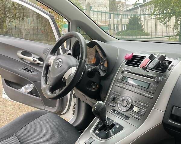 Белый Тойота Аурис, объемом двигателя 1.6 л и пробегом 227 тыс. км за 5800 $, фото 12 на Automoto.ua