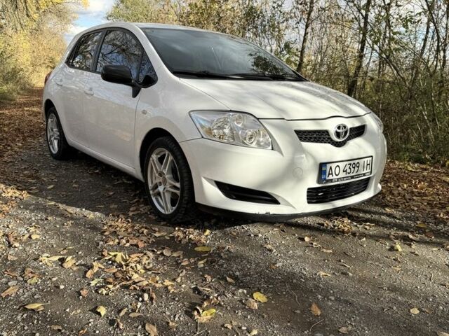 Белый Тойота Аурис, объемом двигателя 1.3 л и пробегом 229 тыс. км за 5499 $, фото 1 на Automoto.ua