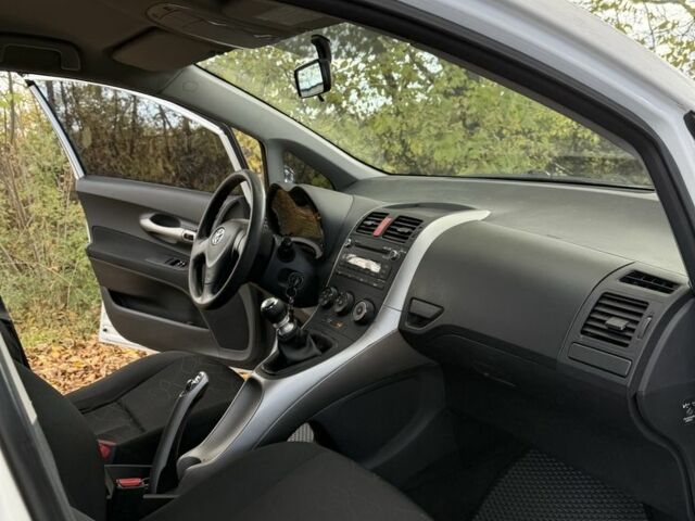 Белый Тойота Аурис, объемом двигателя 1.3 л и пробегом 229 тыс. км за 5499 $, фото 10 на Automoto.ua