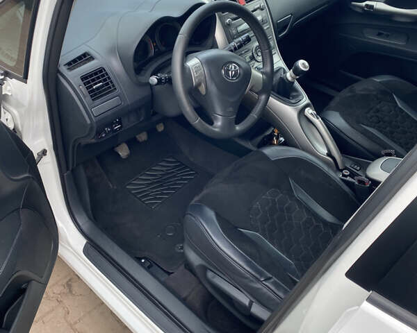 Белый Тойота Аурис, объемом двигателя 1.8 л и пробегом 120 тыс. км за 9900 $, фото 41 на Automoto.ua