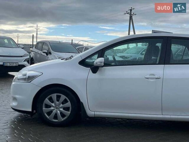 Белый Тойота Аурис, объемом двигателя 1.4 л и пробегом 179 тыс. км за 7300 $, фото 30 на Automoto.ua