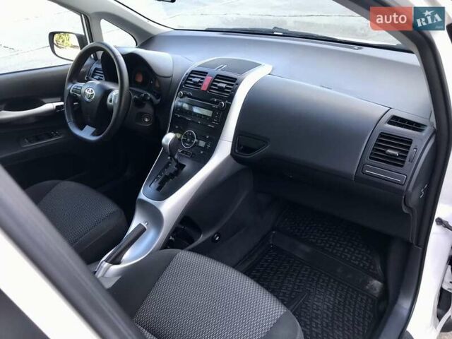 Белый Тойота Аурис, объемом двигателя 1.6 л и пробегом 146 тыс. км за 9900 $, фото 51 на Automoto.ua