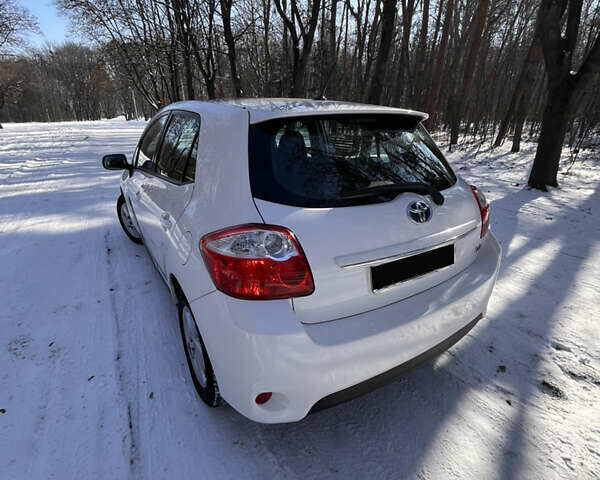 Белый Тойота Аурис, объемом двигателя 1.8 л и пробегом 215 тыс. км за 8800 $, фото 3 на Automoto.ua