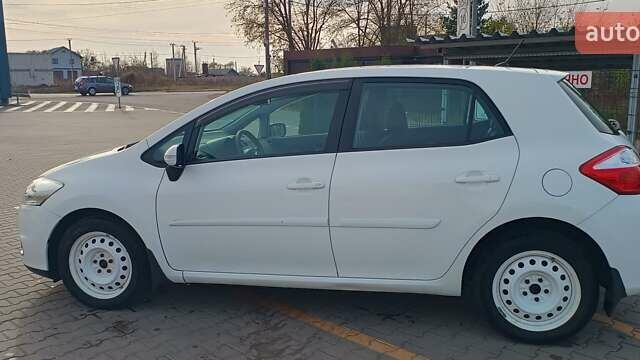 Білий Тойота Ауріс, об'ємом двигуна 1.6 л та пробігом 96 тис. км за 10600 $, фото 4 на Automoto.ua