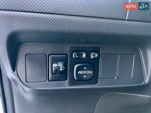 Белый Тойота Аурис, объемом двигателя 1.6 л и пробегом 146 тыс. км за 9900 $, фото 39 на Automoto.ua