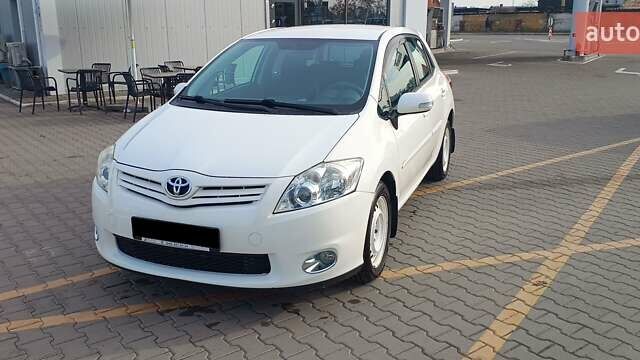 Білий Тойота Ауріс, об'ємом двигуна 1.6 л та пробігом 96 тис. км за 10600 $, фото 3 на Automoto.ua