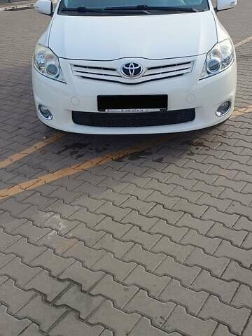 Білий Тойота Ауріс, об'ємом двигуна 1.6 л та пробігом 96 тис. км за 10600 $, фото 2 на Automoto.ua