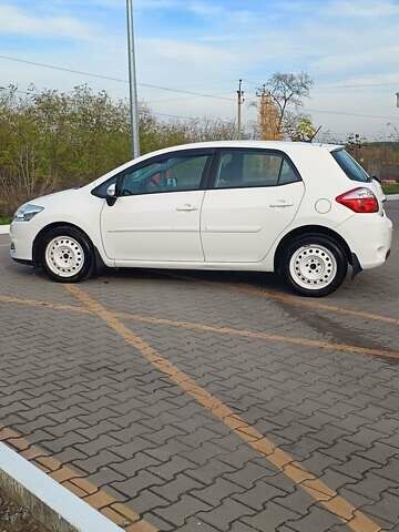 Білий Тойота Ауріс, об'ємом двигуна 1.6 л та пробігом 96 тис. км за 10600 $, фото 5 на Automoto.ua