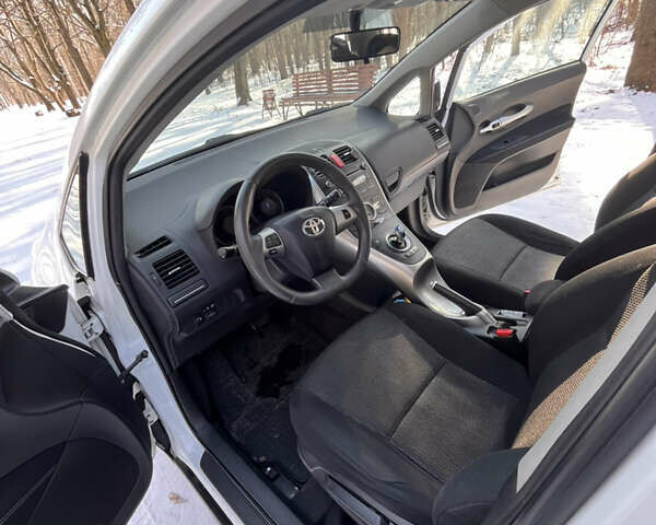 Белый Тойота Аурис, объемом двигателя 1.8 л и пробегом 215 тыс. км за 8800 $, фото 11 на Automoto.ua
