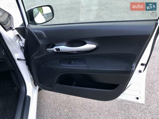 Белый Тойота Аурис, объемом двигателя 1.6 л и пробегом 146 тыс. км за 10700 $, фото 48 на Automoto.ua