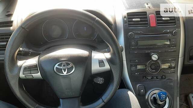 Білий Тойота Ауріс, об'ємом двигуна 1.8 л та пробігом 231 тис. км за 8500 $, фото 5 на Automoto.ua