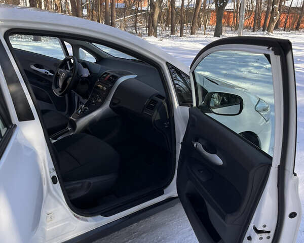 Белый Тойота Аурис, объемом двигателя 1.8 л и пробегом 215 тыс. км за 8800 $, фото 7 на Automoto.ua