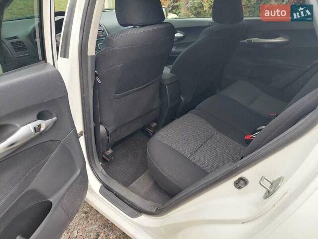 Белый Тойота Аурис, объемом двигателя 1.6 л и пробегом 234 тыс. км за 8800 $, фото 6 на Automoto.ua