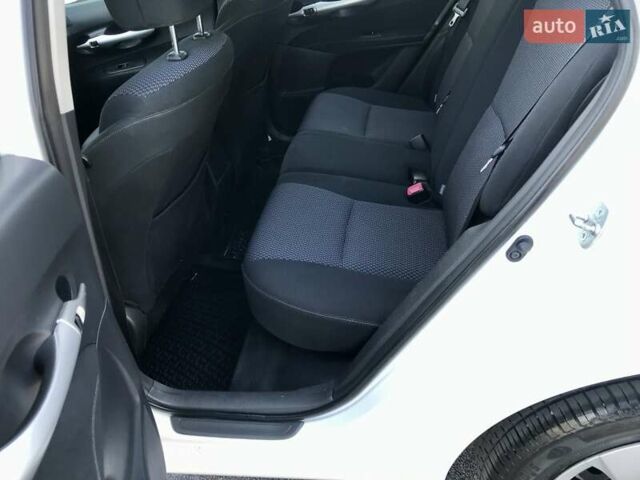 Белый Тойота Аурис, объемом двигателя 1.6 л и пробегом 146 тыс. км за 9900 $, фото 41 на Automoto.ua