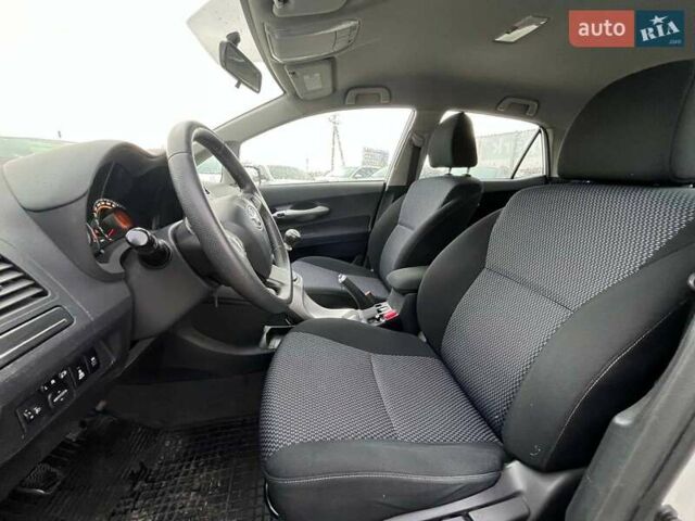 Белый Тойота Аурис, объемом двигателя 1.4 л и пробегом 179 тыс. км за 7300 $, фото 16 на Automoto.ua