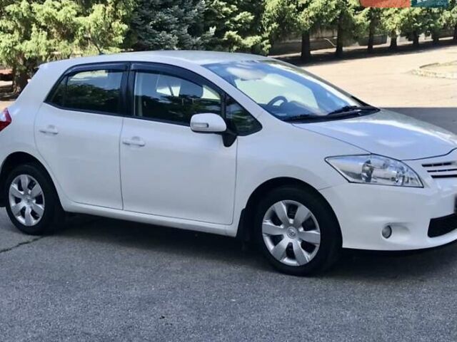 Белый Тойота Аурис, объемом двигателя 1.6 л и пробегом 146 тыс. км за 9900 $, фото 2 на Automoto.ua