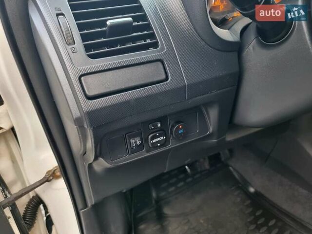 Білий Тойота Ауріс, об'ємом двигуна 1.6 л та пробігом 247 тис. км за 7350 $, фото 24 на Automoto.ua