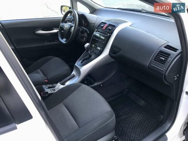 Белый Тойота Аурис, объемом двигателя 1.6 л и пробегом 146 тыс. км за 9900 $, фото 52 на Automoto.ua