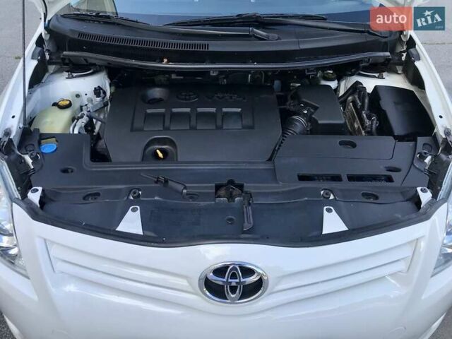 Белый Тойота Аурис, объемом двигателя 1.6 л и пробегом 146 тыс. км за 9900 $, фото 59 на Automoto.ua