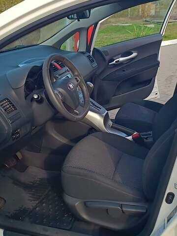 Білий Тойота Ауріс, об'ємом двигуна 1.6 л та пробігом 96 тис. км за 10600 $, фото 15 на Automoto.ua