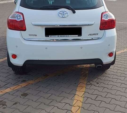 Білий Тойота Ауріс, об'ємом двигуна 1.6 л та пробігом 96 тис. км за 10600 $, фото 8 на Automoto.ua