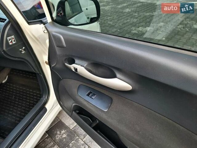 Білий Тойота Ауріс, об'ємом двигуна 1.6 л та пробігом 247 тис. км за 7350 $, фото 21 на Automoto.ua