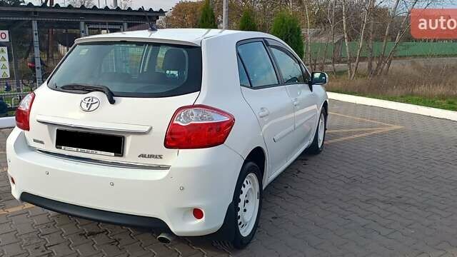 Білий Тойота Ауріс, об'ємом двигуна 1.6 л та пробігом 96 тис. км за 10600 $, фото 7 на Automoto.ua