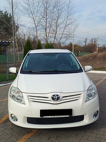 Білий Тойота Ауріс, об'ємом двигуна 1.6 л та пробігом 96 тис. км за 10600 $, фото 1 на Automoto.ua