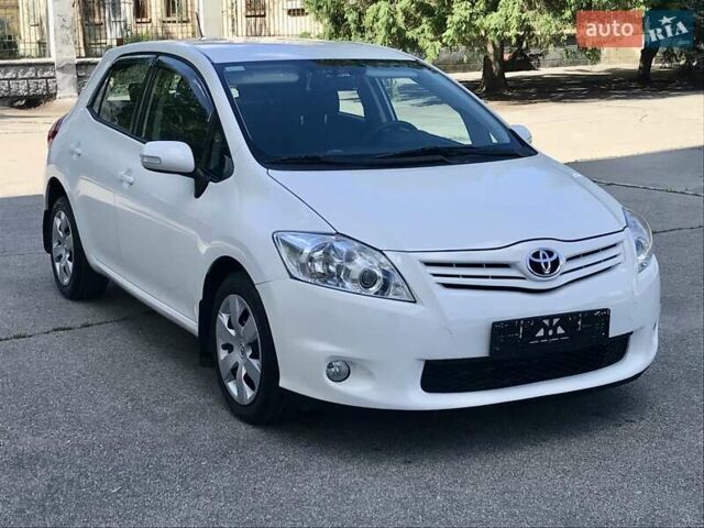Белый Тойота Аурис, объемом двигателя 1.6 л и пробегом 146 тыс. км за 9900 $, фото 1 на Automoto.ua