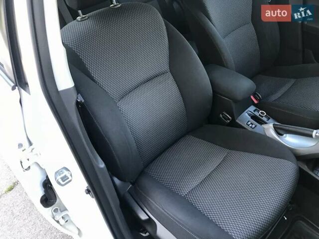 Белый Тойота Аурис, объемом двигателя 1.6 л и пробегом 146 тыс. км за 9900 $, фото 47 на Automoto.ua