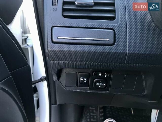 Белый Тойота Аурис, объемом двигателя 1.6 л и пробегом 146 тыс. км за 9900 $, фото 23 на Automoto.ua