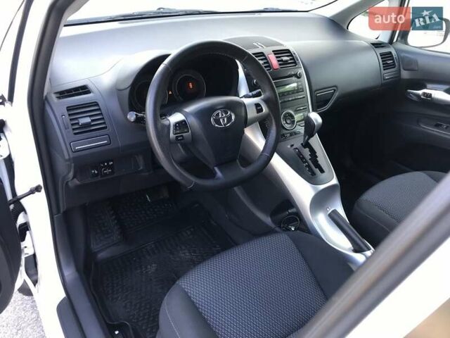 Белый Тойота Аурис, объемом двигателя 1.6 л и пробегом 146 тыс. км за 9900 $, фото 20 на Automoto.ua