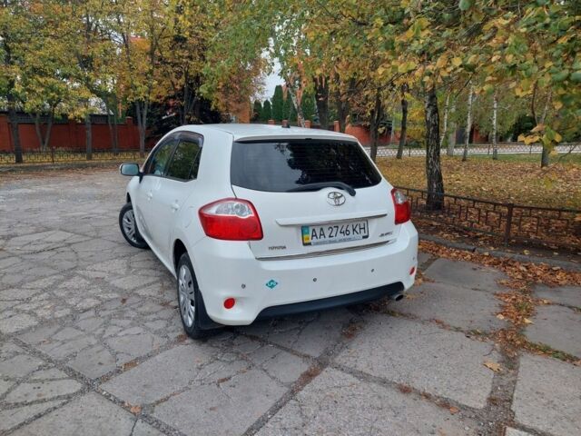 Белый Тойота Аурис, объемом двигателя 1.6 л и пробегом 235 тыс. км за 8700 $, фото 1 на Automoto.ua