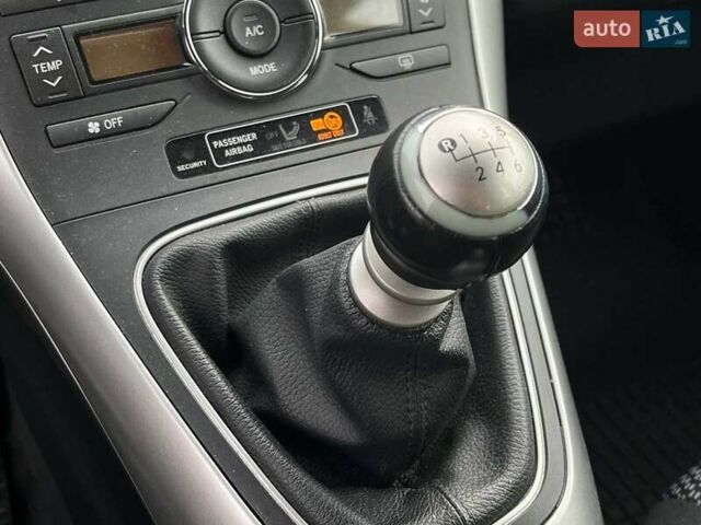 Белый Тойота Аурис, объемом двигателя 1.4 л и пробегом 179 тыс. км за 7300 $, фото 24 на Automoto.ua
