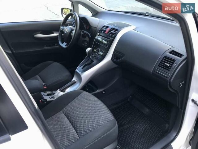 Белый Тойота Аурис, объемом двигателя 1.6 л и пробегом 146 тыс. км за 9900 $, фото 54 на Automoto.ua