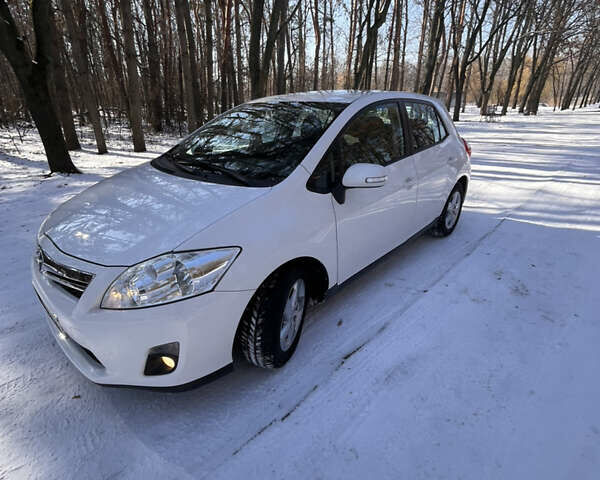 Белый Тойота Аурис, объемом двигателя 1.8 л и пробегом 215 тыс. км за 8800 $, фото 2 на Automoto.ua
