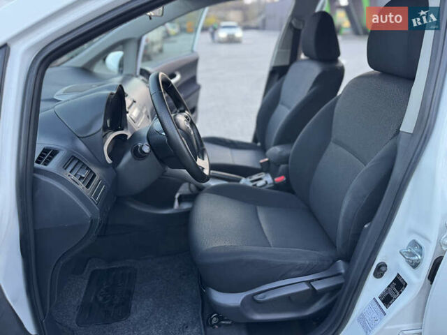 Белый Тойота Аурис, объемом двигателя 1.8 л и пробегом 233 тыс. км за 9000 $, фото 29 на Automoto.ua