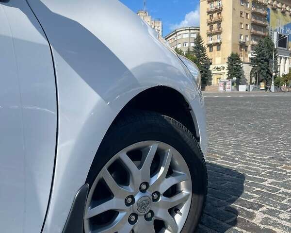 Белый Тойота Аурис, объемом двигателя 1.6 л и пробегом 233 тыс. км за 9000 $, фото 7 на Automoto.ua