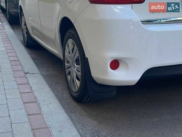 Белый Тойота Аурис, объемом двигателя 1.6 л и пробегом 135 тыс. км за 10000 $, фото 3 на Automoto.ua