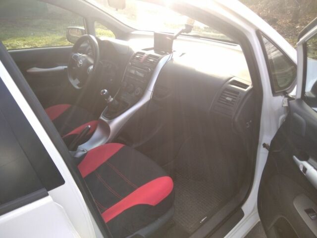 Белый Тойота Аурис, объемом двигателя 1.3 л и пробегом 173 тыс. км за 6500 $, фото 3 на Automoto.ua