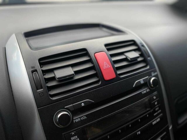 Белый Тойота Аурис, объемом двигателя 1.4 л и пробегом 265 тыс. км за 7790 $, фото 14 на Automoto.ua