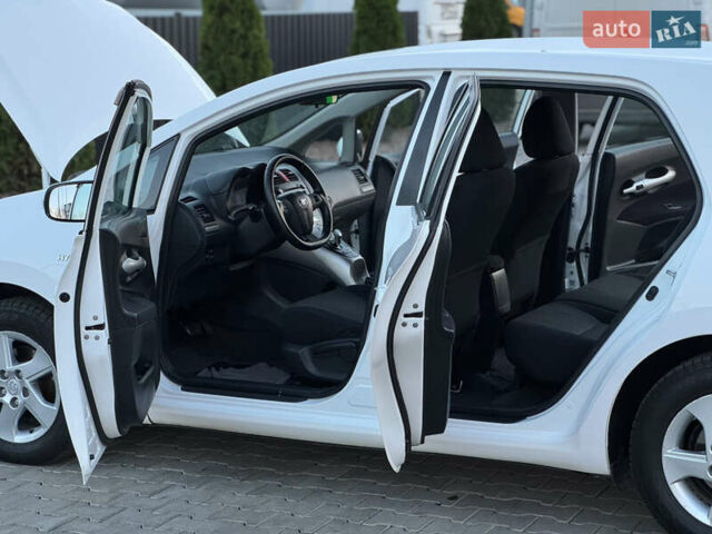 Белый Тойота Аурис, объемом двигателя 1.8 л и пробегом 233 тыс. км за 9000 $, фото 23 на Automoto.ua