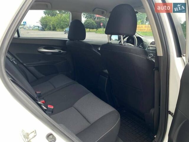 Белый Тойота Аурис, объемом двигателя 1.36 л и пробегом 265 тыс. км за 7790 $, фото 18 на Automoto.ua