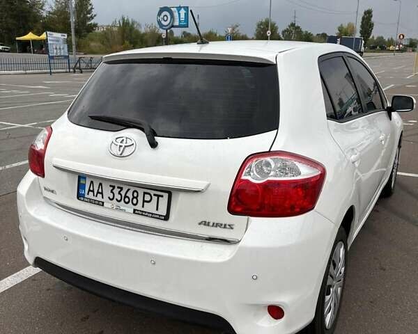 Білий Тойота Ауріс, об'ємом двигуна 1.6 л та пробігом 121 тис. км за 10500 $, фото 5 на Automoto.ua