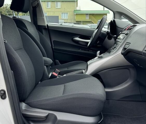 Белый Тойота Аурис, объемом двигателя 2 л и пробегом 218 тыс. км за 11850 $, фото 19 на Automoto.ua