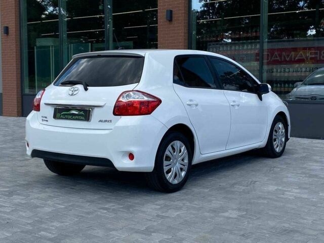 Белый Тойота Аурис, объемом двигателя 1.4 л и пробегом 265 тыс. км за 7790 $, фото 5 на Automoto.ua