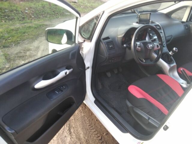 Белый Тойота Аурис, объемом двигателя 1.3 л и пробегом 173 тыс. км за 6500 $, фото 9 на Automoto.ua