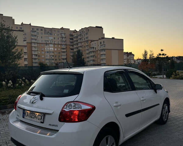 Белый Тойота Аурис, объемом двигателя 1.6 л и пробегом 40 тыс. км за 12500 $, фото 8 на Automoto.ua