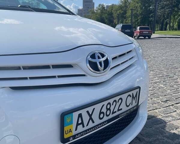 Белый Тойота Аурис, объемом двигателя 1.6 л и пробегом 233 тыс. км за 9000 $, фото 1 на Automoto.ua
