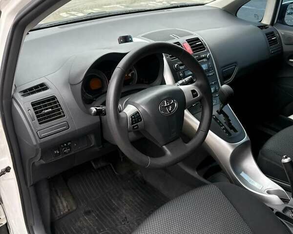 Білий Тойота Ауріс, об'ємом двигуна 1.6 л та пробігом 121 тис. км за 10500 $, фото 6 на Automoto.ua